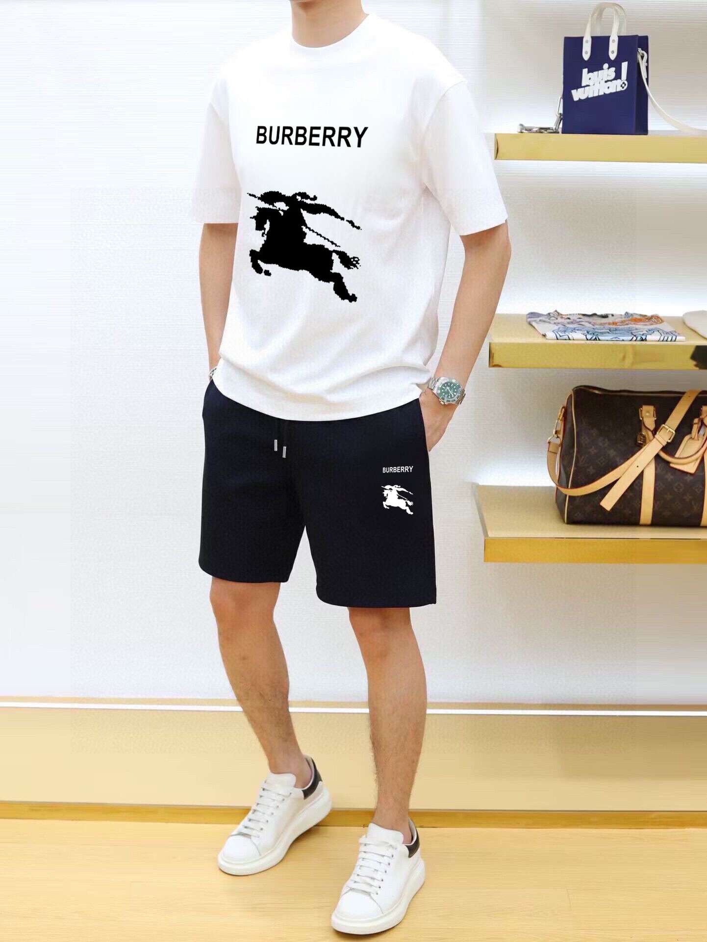 Burberry 品牌：巴宝莉 2026新款男士短袖短裤套装 销售 市面高端版本 手感细腻柔软 让你穿着更加舒适 立体裁剪版型超赞 尺码:M-5XL下单请报身高体重