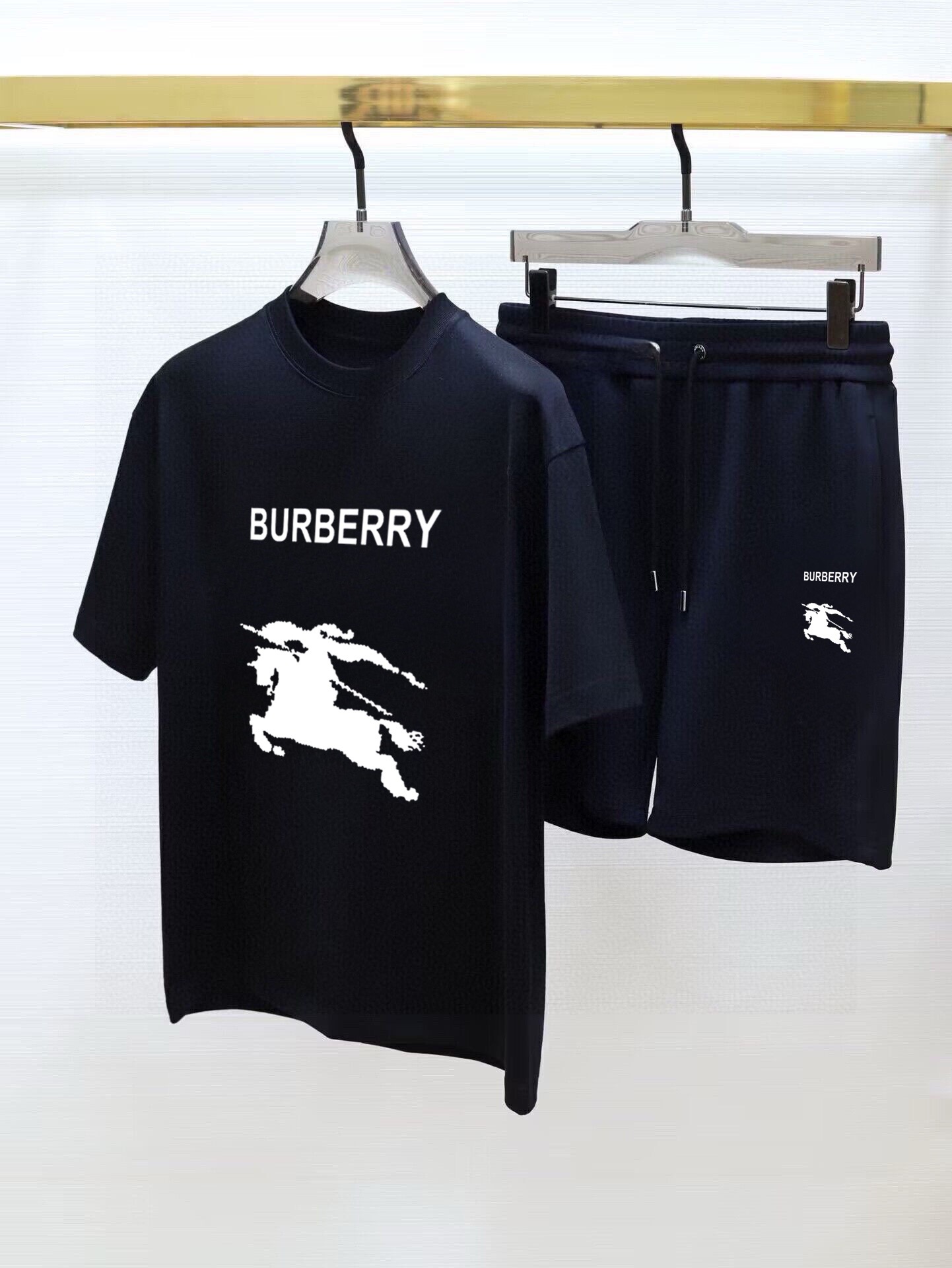 Burberry 品牌：巴宝莉 2026新款男士短袖短裤套装 销售 市面高端版本 手感细腻柔软 让你穿着更加舒适 立体裁剪版型超赞 尺码:M-5XL下单请报身高体重