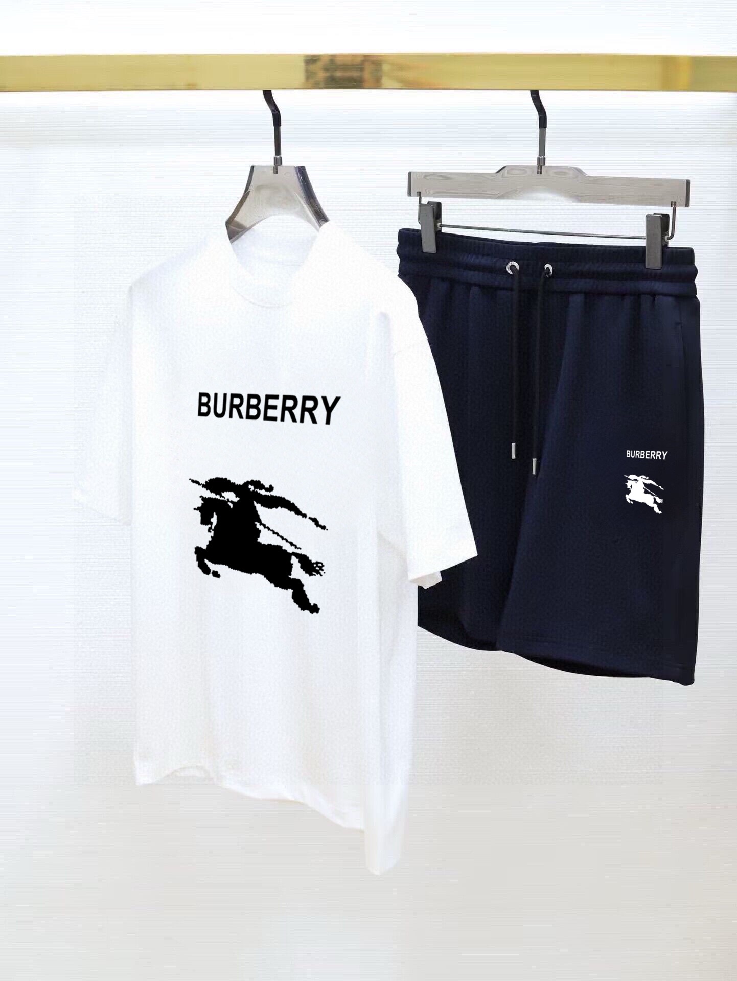 Burberry 品牌：巴宝莉 2026新款男士短袖短裤套装 销售 市面高端版本 手感细腻柔软 让你穿着更加舒适 立体裁剪版型超赞 尺码:M-5XL下单请报身高体重