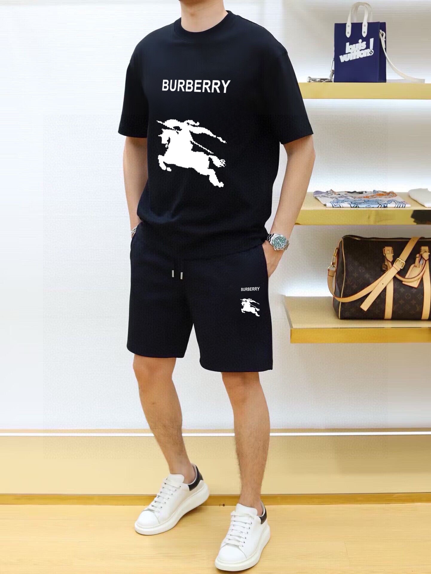 Burberry 品牌：巴宝莉 2026新款男士短袖短裤套装 销售 市面高端版本 手感细腻柔软 让你穿着更加舒适 立体裁剪版型超赞 尺码:M-5XL下单请报身高体重
