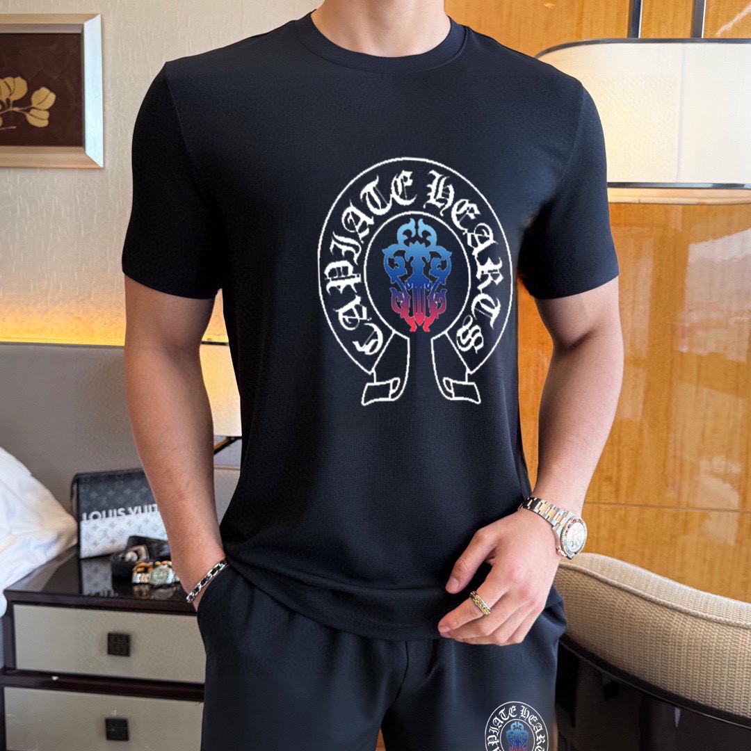 Chrome Hearts 品牌：克罗心 2026新款男士短袖短裤套装 销售 市面高端版本 手感细腻柔软 让你穿着更加舒适 立体裁剪版型超赞 尺码:M-5XL下单请报身高体重