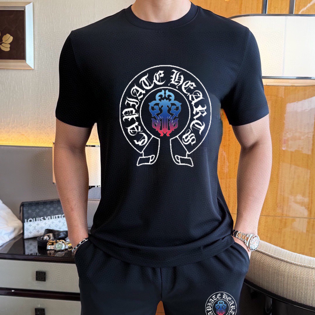 Chrome Hearts 品牌：克罗心 2026新款男士短袖短裤套装 销售 市面高端版本 手感细腻柔软 让你穿着更加舒适 立体裁剪版型超赞 尺码:M-5XL下单请报身高体重