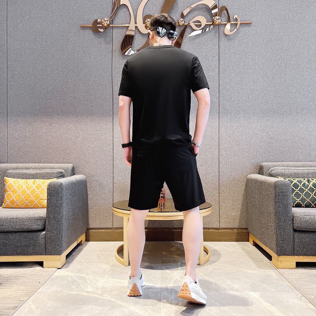 Chrome Hearts 品牌：克罗心 2026新款男士短袖短裤套装 销售 市面高端版本 手感细腻柔软 让你穿着更加舒适 立体裁剪版型超赞 尺码:M-5XL下单请报身高体重