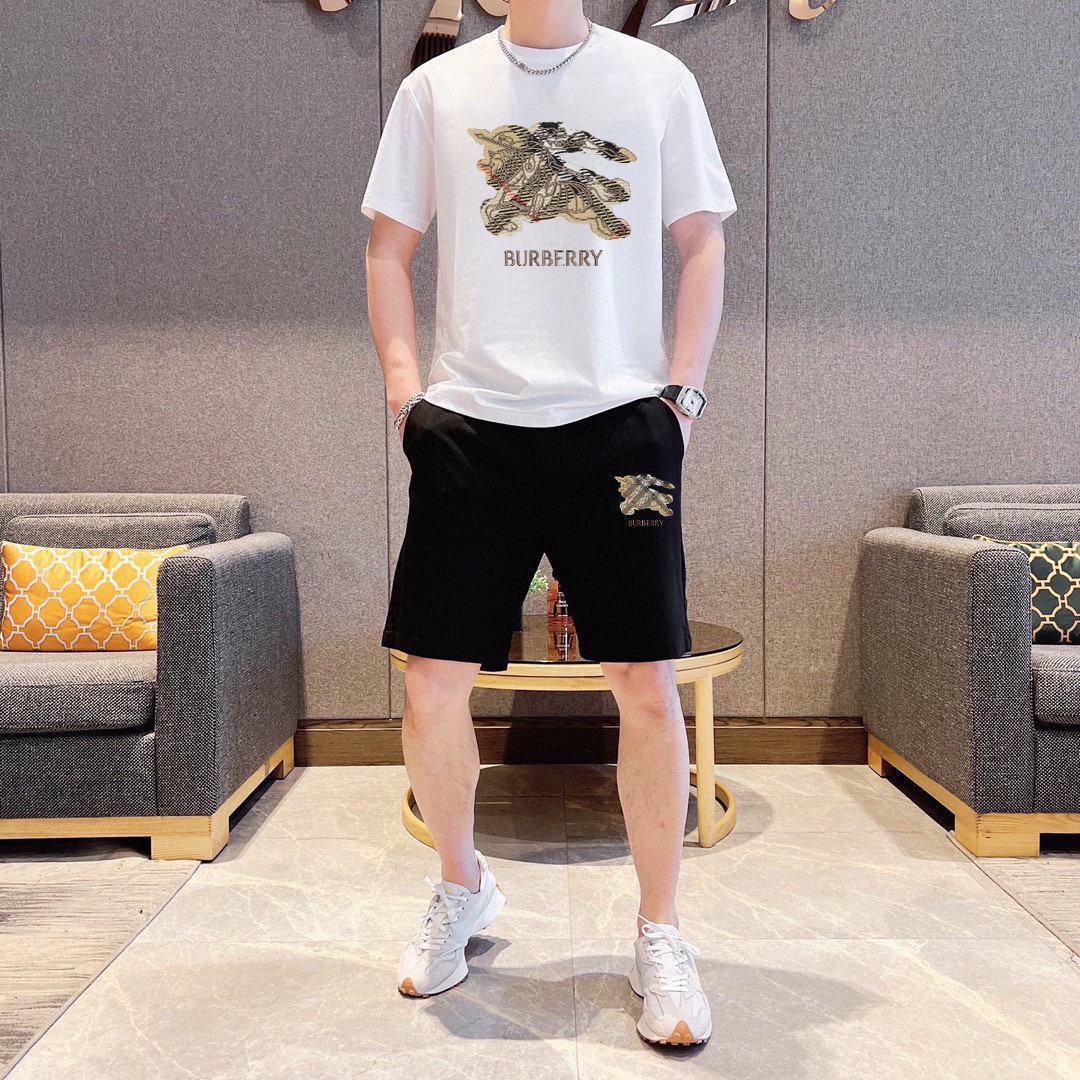 Burberry 品牌：巴宝莉 2026新款男士短袖短裤套装 销售 市面高端版本 手感细腻柔软 让你穿着更加舒适 立体裁剪版型超赞 尺码:M-5XL下单请报身高体重