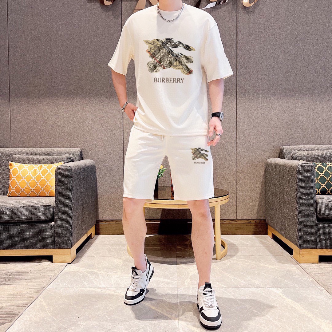 Burberry 品牌：巴宝莉 2026新款男士短袖短裤套装 销售 市面高端版本 手感细腻柔软 让你穿着更加舒适 立体裁剪版型超赞 尺码:M-5XL下单请报身高体重