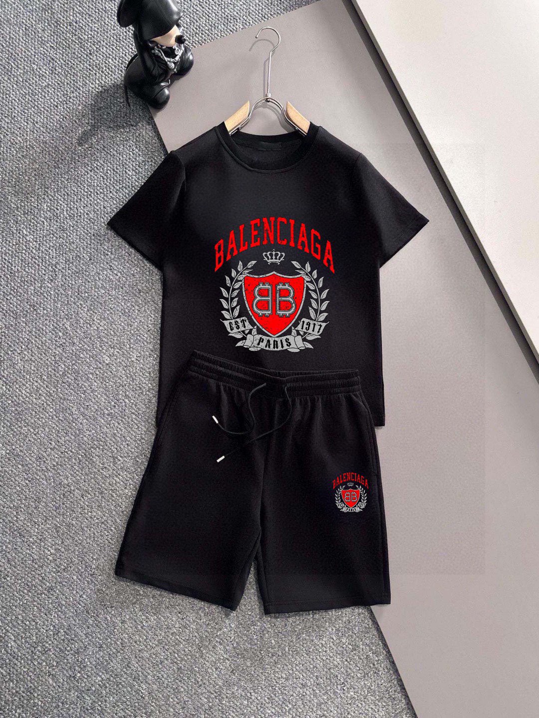 Balenciaga 品牌： 巴黎世家 2026新款男士短袖短裤套装 销售 市面高端版本 手感细腻柔软 让你穿着更加舒适 立体裁剪版型超赞 尺码:M-5XL下单请报身高体重