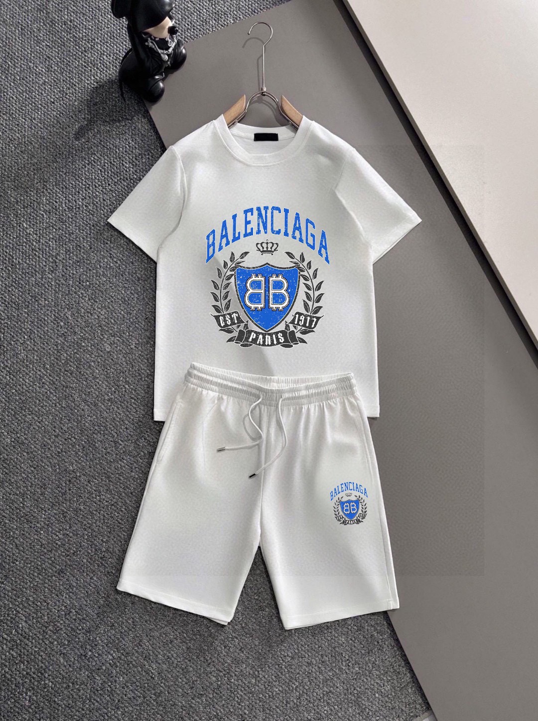 Balenciaga 品牌： 巴黎世家 2026新款男士短袖短裤套装 销售 市面高端版本 手感细腻柔软 让你穿着更加舒适 立体裁剪版型超赞 尺码:M-5XL下单请报身高体重