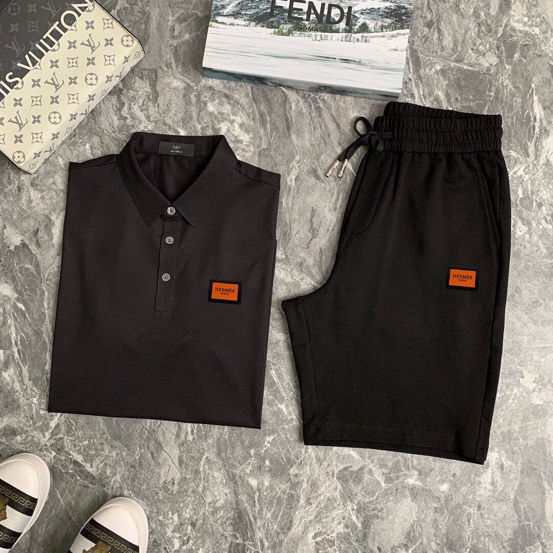 Hermès 品牌： 爱马仕 2026 世界知名奢侈品牌 夏季男士高品质 货翻领套装 采用进口 面料