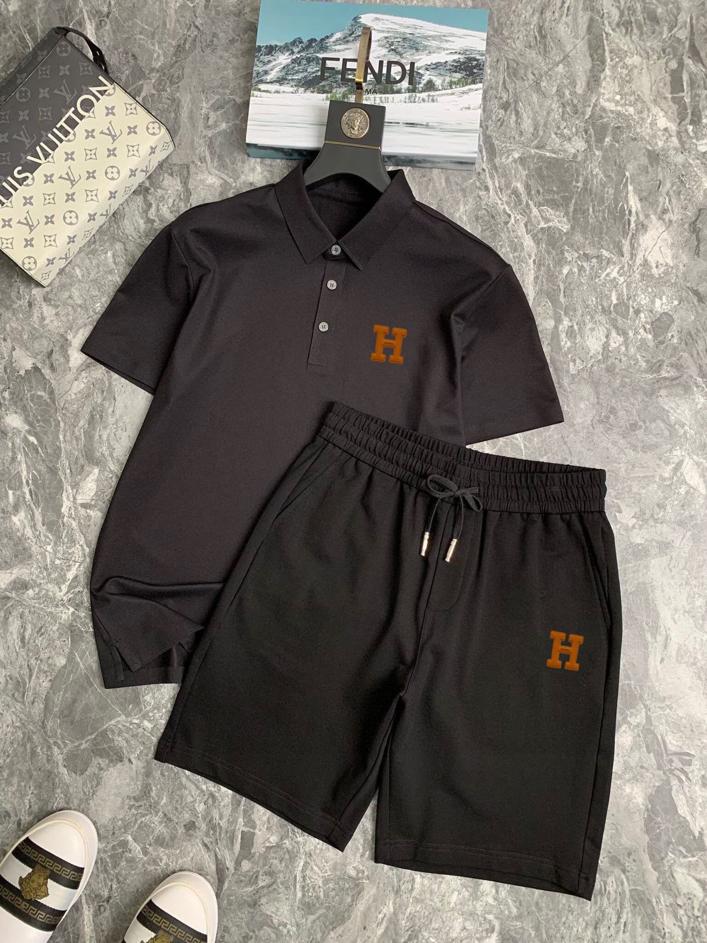 Hermès 品牌： 爱马仕 2026 世界知名奢侈品牌 夏季男士高品质 货翻领套装 采用进口 面料