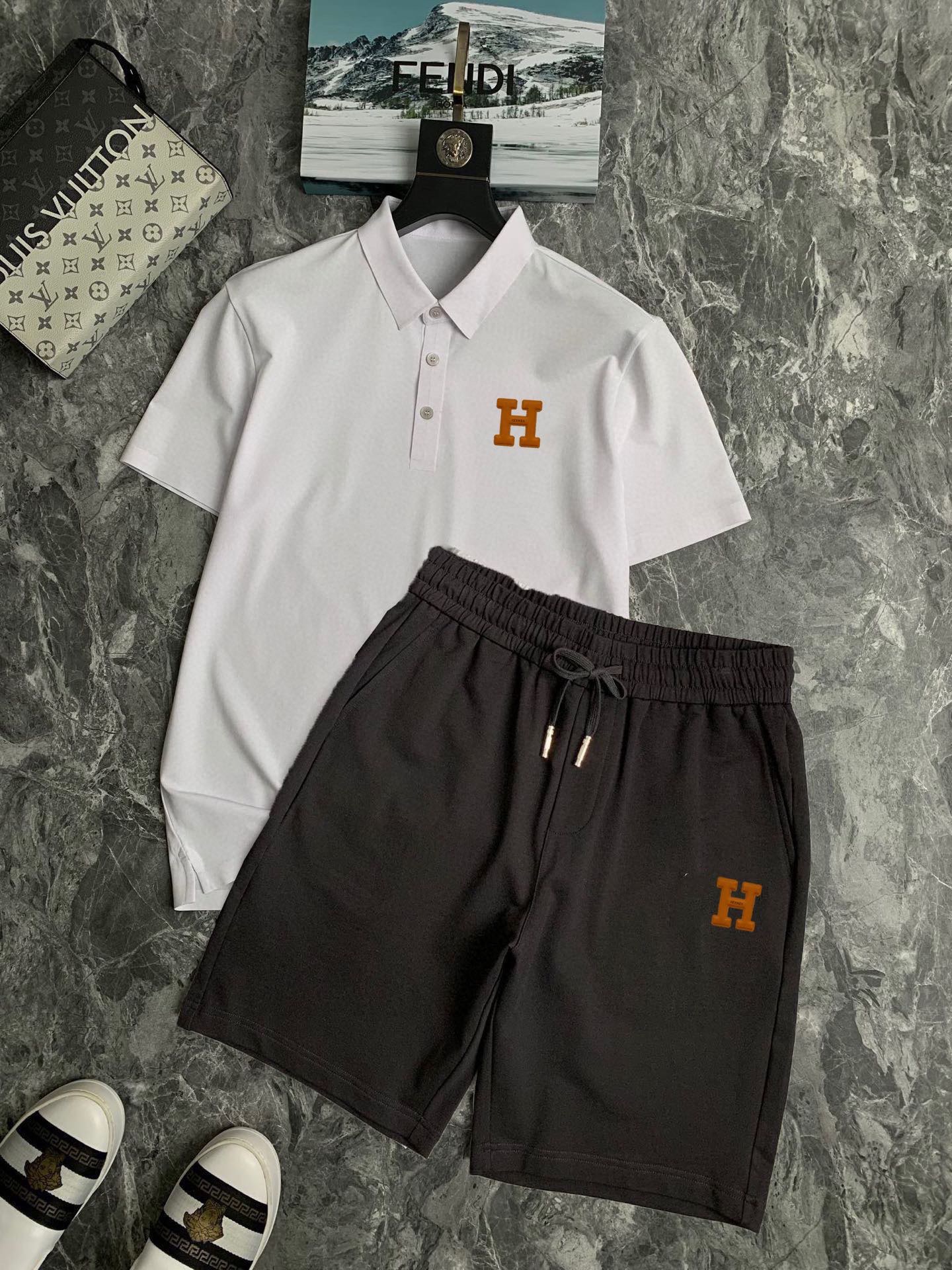 Hermès 品牌： 爱马仕 2026 世界知名奢侈品牌 夏季男士高品质 货翻领套装 采用进口 面料