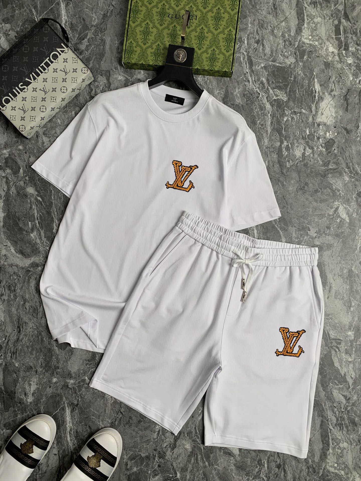 P120 Marca: LV 2026 ¡Nuevo traje corto de manga corta para hombre! ¡Ventas sincrónicas en el sitio web oficial! ¡Versió…