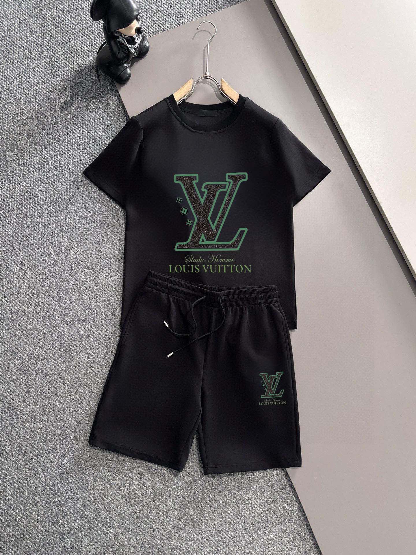 P120 Marca: LV 2026 ¡Nuevo traje corto de manga corta para hombre! ¡Ventas sincrónicas en el sitio web oficial! ¡Versió…