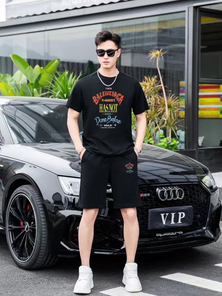 Balenciaga 品牌： 巴黎世家 2026新款男士短袖短裤套装 销售 市面高端版本 手感细腻柔软 让你穿着更加舒适 立体裁剪版型超赞 尺码:M-5XL下单请报身高体重