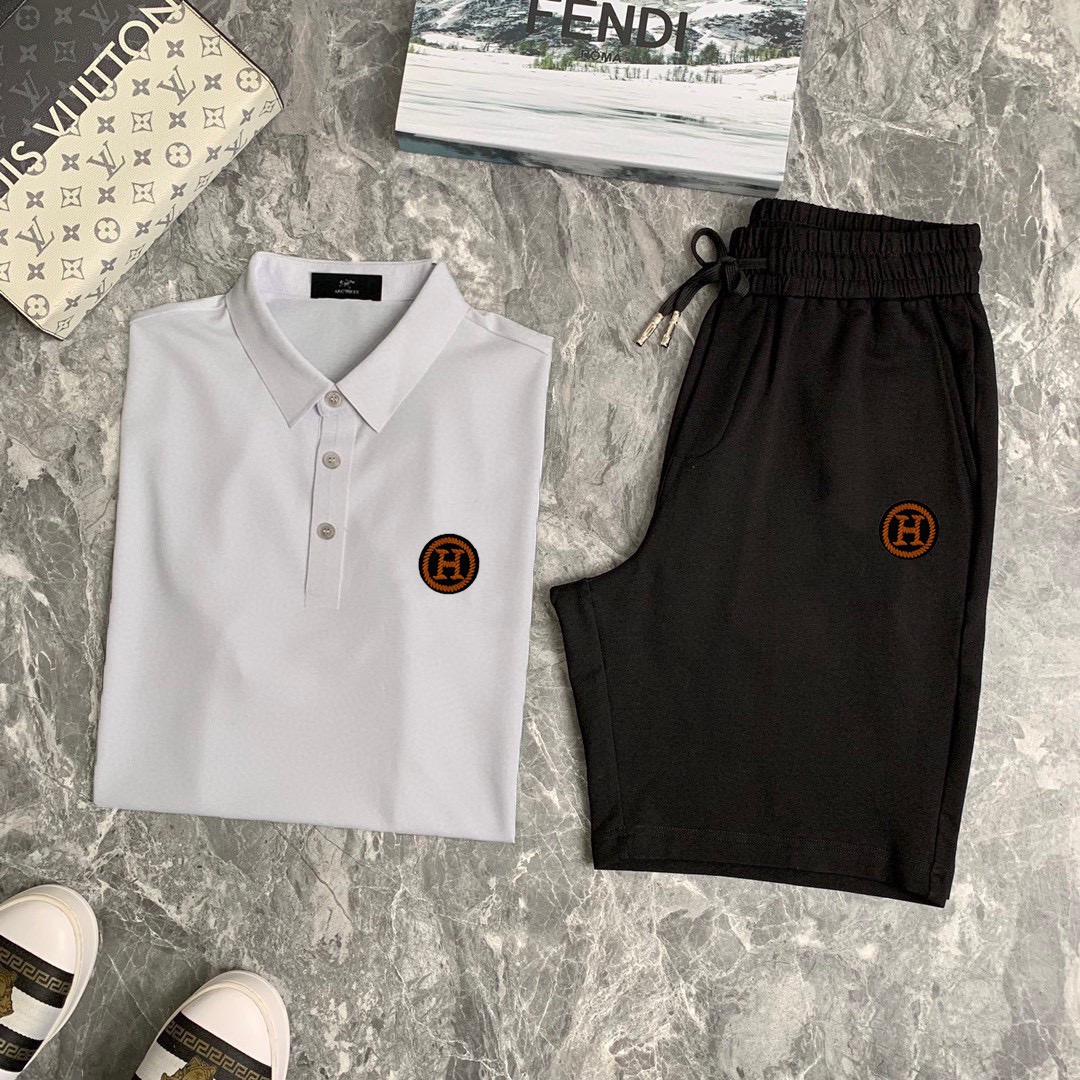 Hermès 品牌： 爱马仕 2026 世界知名奢侈品牌 夏季男士高品质 货翻领套装 采用进口 面料