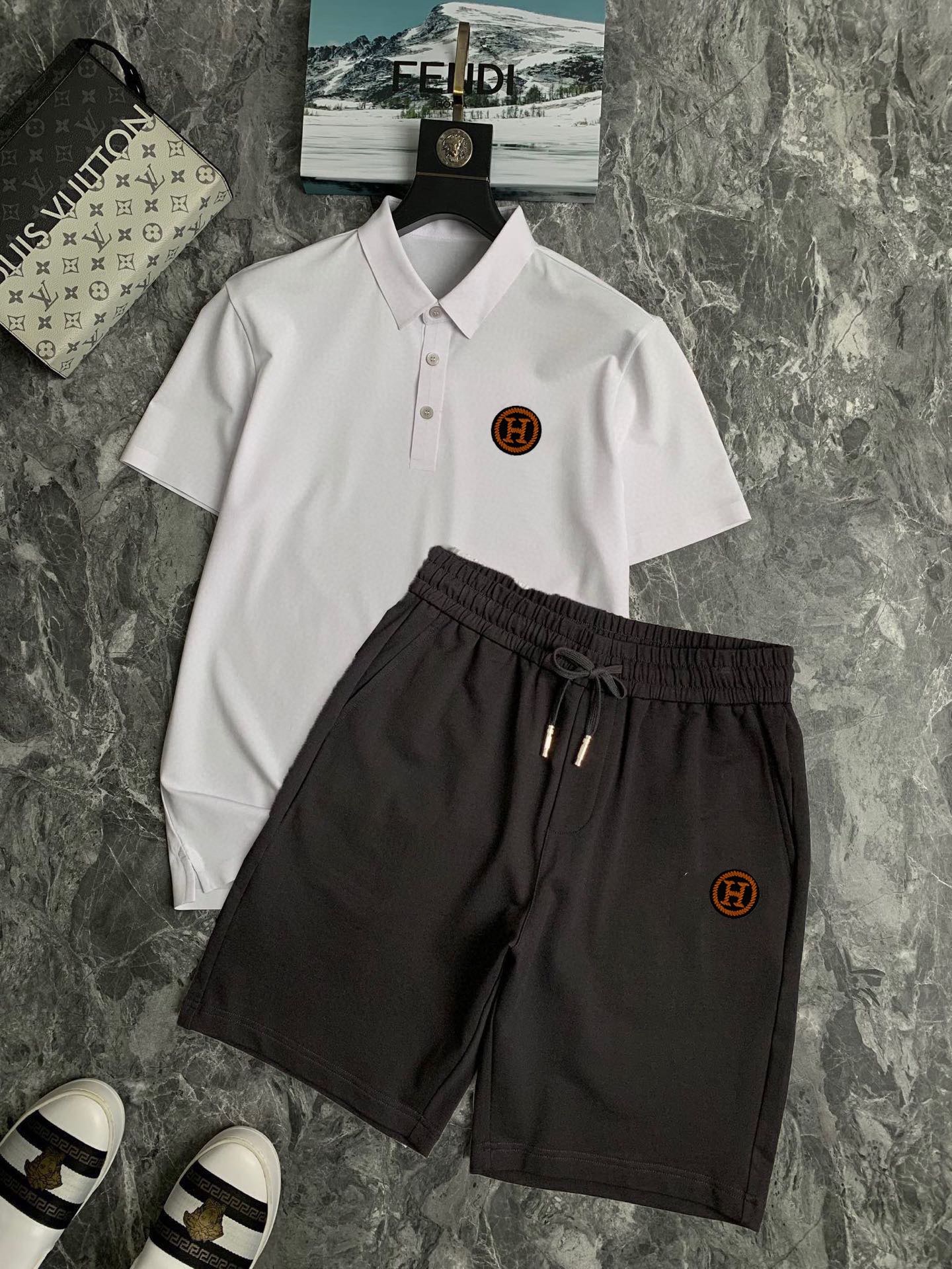 Hermès 品牌： 爱马仕 2026 世界知名奢侈品牌 夏季男士高品质 货翻领套装 采用进口 面料