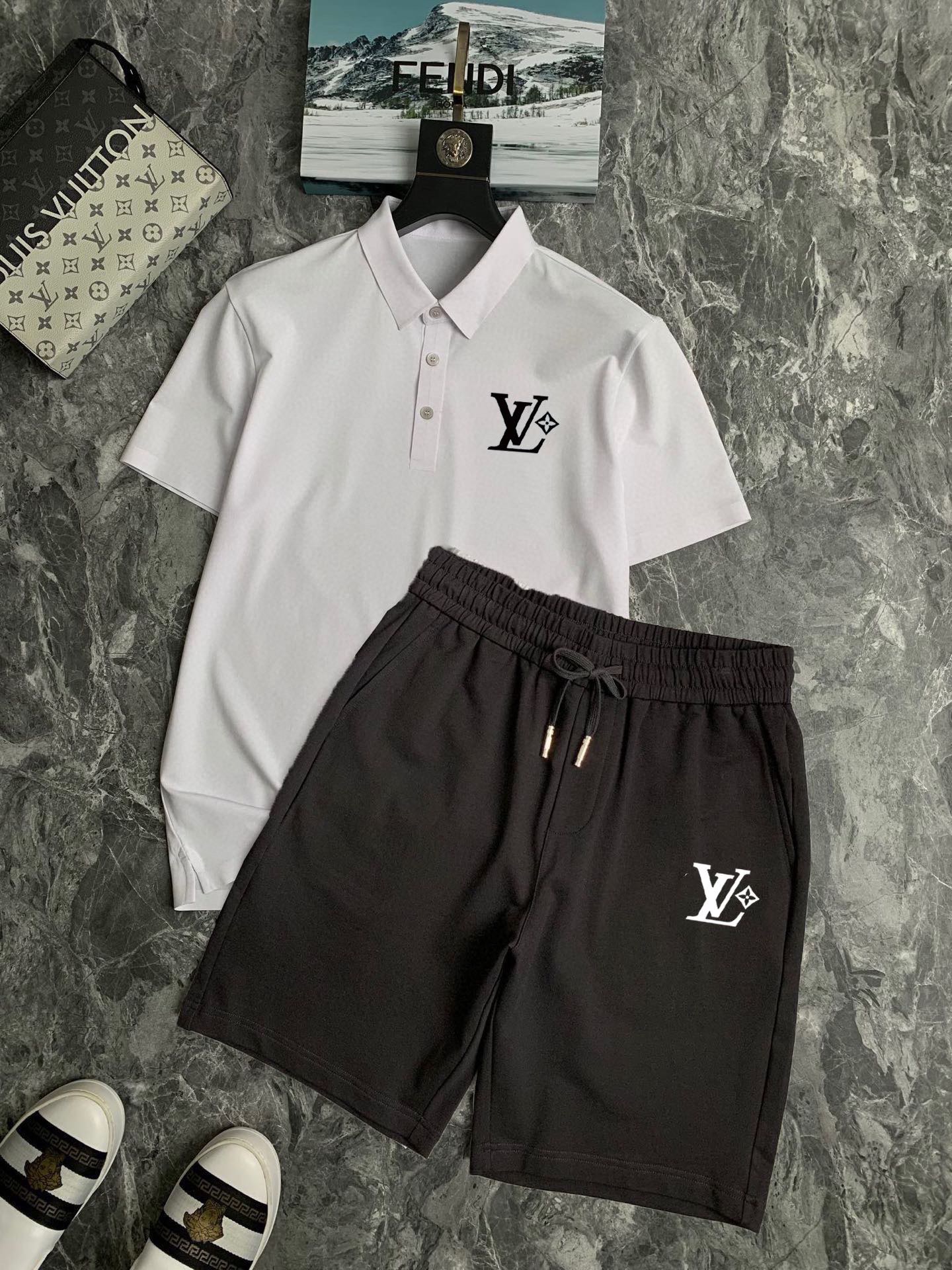 Louis Vuitton 品牌： LV 2026 世界知名奢侈品牌 夏季男士高品质 货翻领套装 采用进口 面料