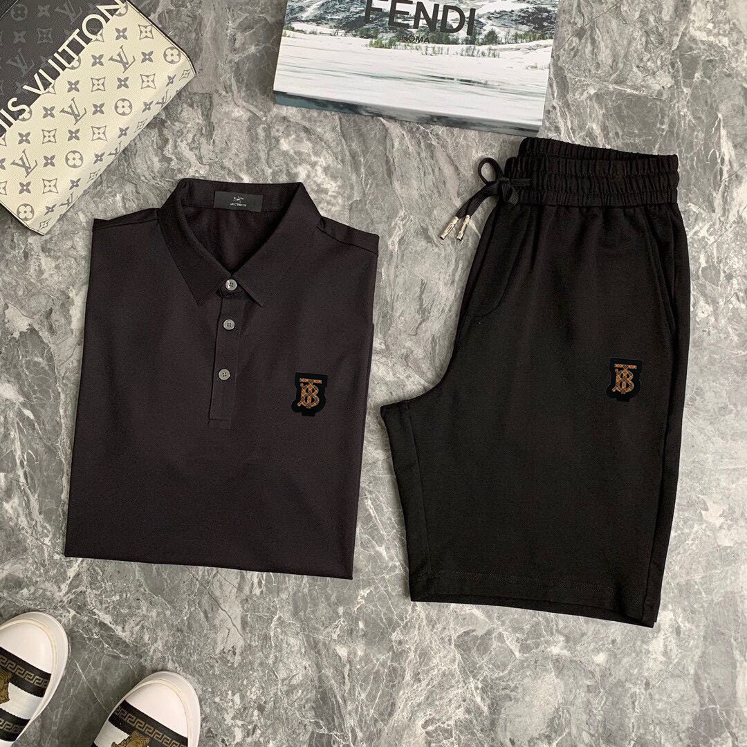 Burberry 品牌： 巴宝莉 2026 世界知名奢侈品牌 夏季男士高品质 货翻领套装 采用进口 面料