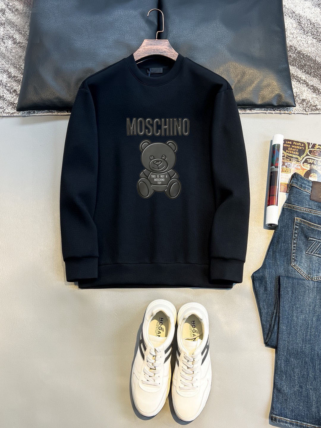 P100 Marca: Moschino (bendición para personas con sobrepeso) Sudadera de manga larga con cuello redondo, nuev…