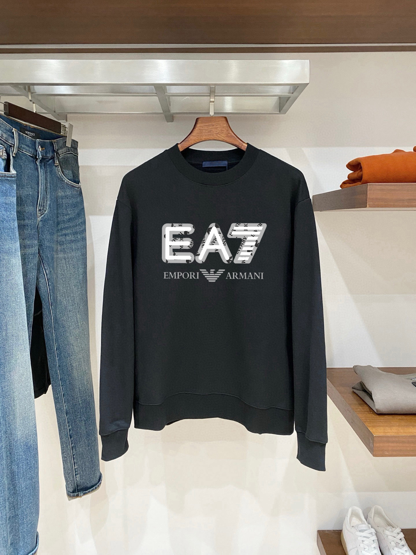 P100 Marca: Armani (buena noticia para personas con sobrepeso) Sudadera de manga larga con cuello redondo de …
