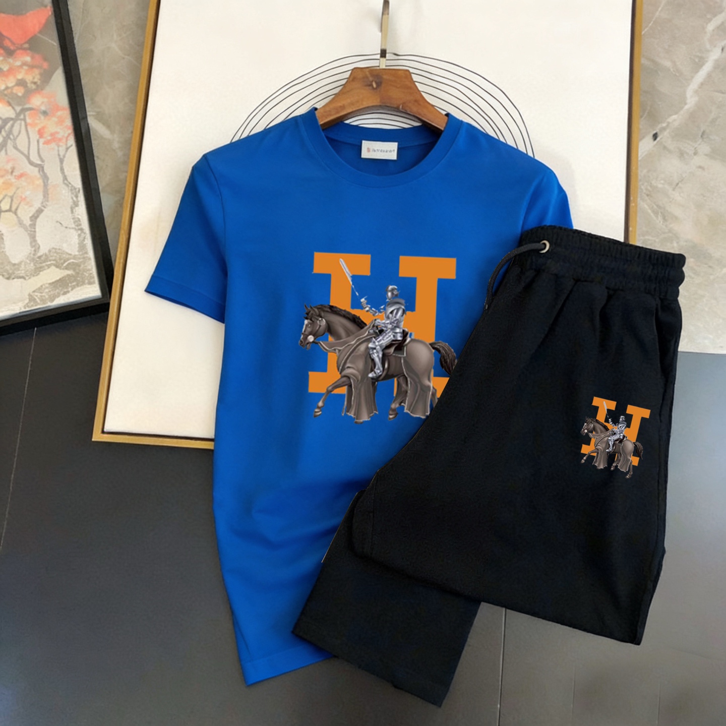 Hermès 品牌：爱马仕 2026新款男士短袖短裤套装 销售 市面高端版本 手感细腻柔软 让你穿着更加舒适 立体裁剪版型超赞 尺码:M-5XL下单请报身高体重