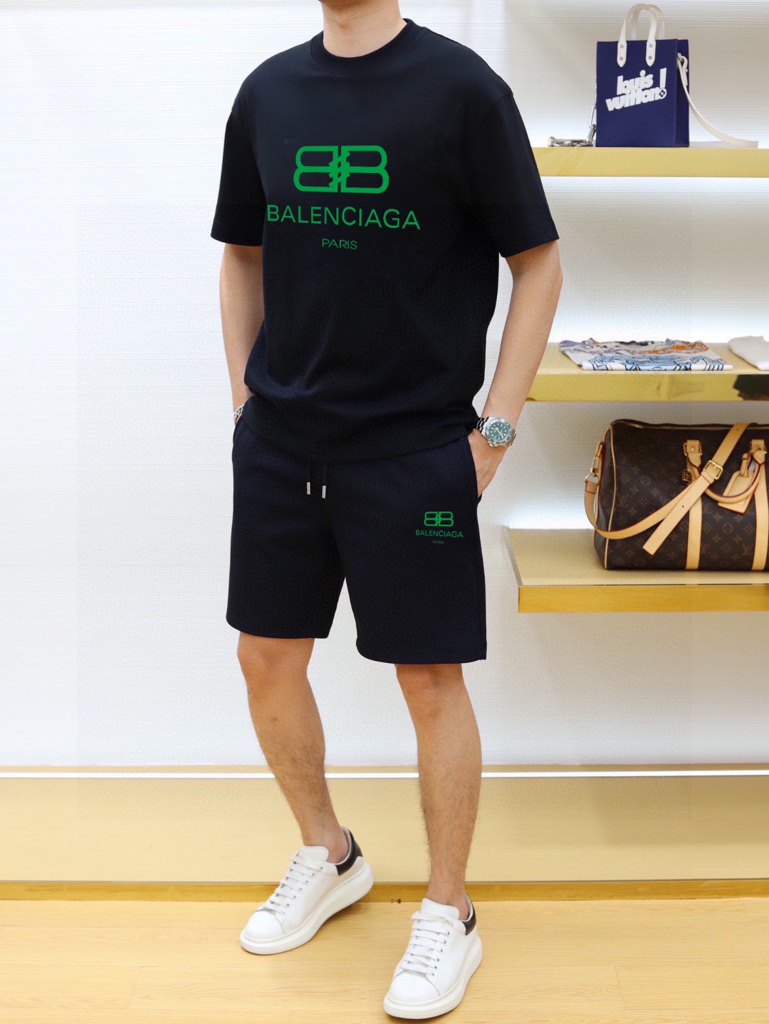 Balenciaga 品牌： 巴黎世家 2026新款男士短袖短裤套装 销售 市面高端版本 手感细腻柔软 让你穿着更加舒适 立体裁剪版型超赞 尺码:M-5XL下单请报身高体重
