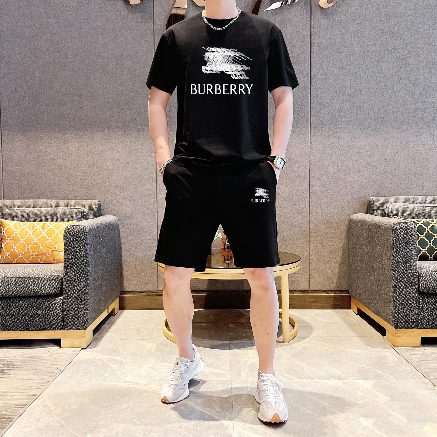 Burberry 品牌：巴宝莉 2026新款男士短袖短裤套装 销售 市面高端版本 手感细腻柔软 让你穿着更加舒适 立体裁剪版型超赞 尺码:M-5XL下单请报身高体重