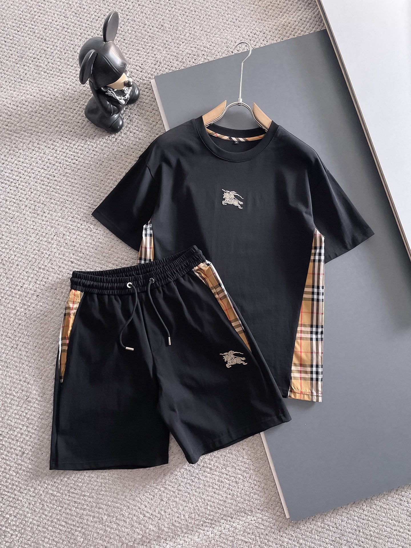 Burberry 品牌：巴宝莉 2026圆领短袖短裤套装 纯棉面料上身不会闷热 爽滑舒适的亲肤效果更加透气