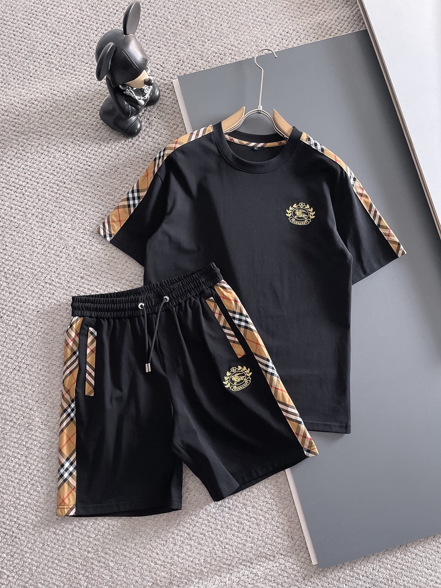 Burberry 品牌：巴宝莉 2026圆领短袖短裤套装 纯棉面料上身不会闷热 爽滑舒适的亲肤效果更加透气