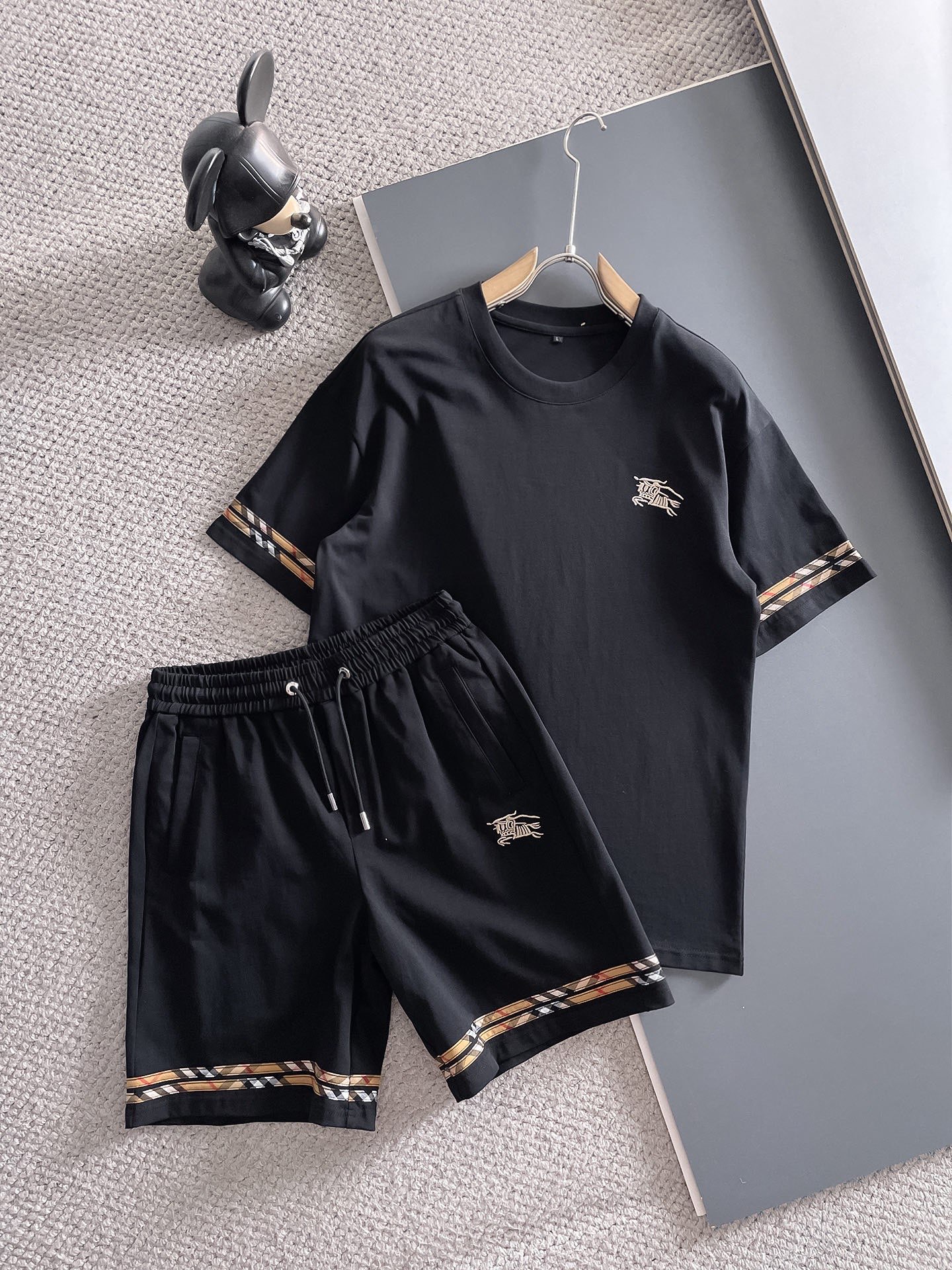 Burberry 品牌：巴宝莉 2026圆领短袖短裤套装 纯棉面料上身不会闷热 爽滑舒适的亲肤效果更加透气