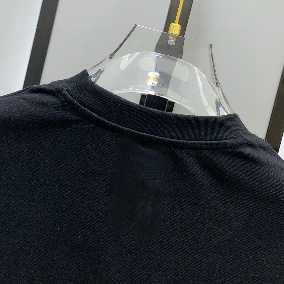 Burberry 品牌：巴宝莉 2026夏季新品背心T袖 简约款式 任何人都可以轻松驾驶 进口定制丝光棉面料 手软舒适有型 吸汗透气