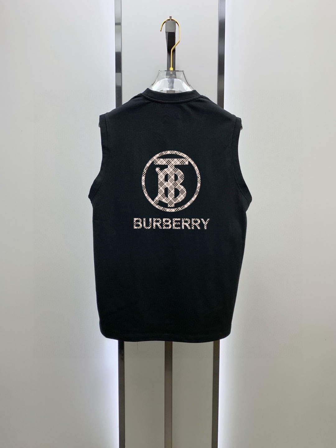 Burberry 品牌：巴宝莉 2026夏季新品背心T袖 简约款式 任何人都可以轻松驾驶 进口定制丝光棉面料 手软舒适有型 吸汗透气
