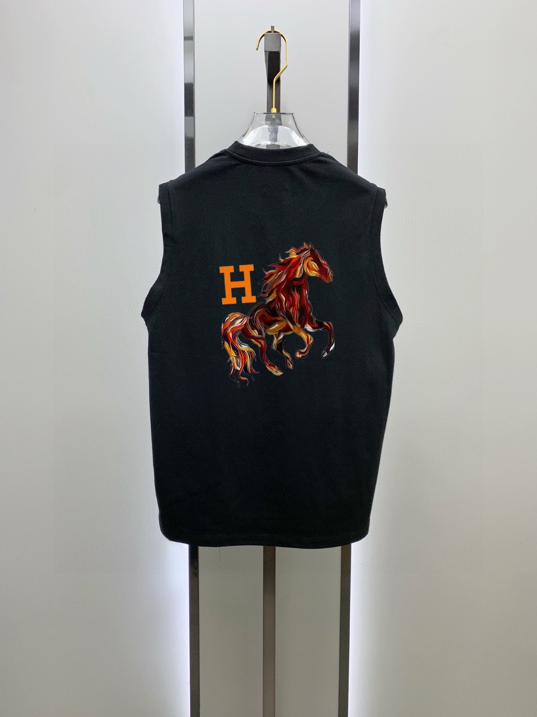 Hermès 品牌：爱马仕 2026夏季新品背心T袖 简约款式 任何人都可以轻松驾驶 进口定制丝光棉面料 手软舒适有型 吸汗透气
