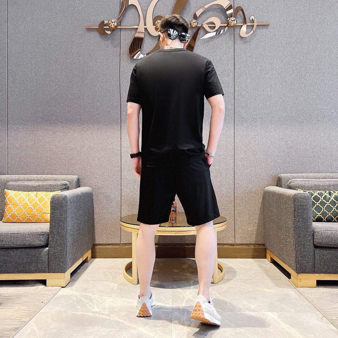 Hermès 品牌：爱马仕 2026新款男士短袖短裤套装 销售 市面高端版本 手感细腻柔软 让你穿着更加舒适 立体裁剪版型超赞 尺码:M-5XL下单请报身高体重