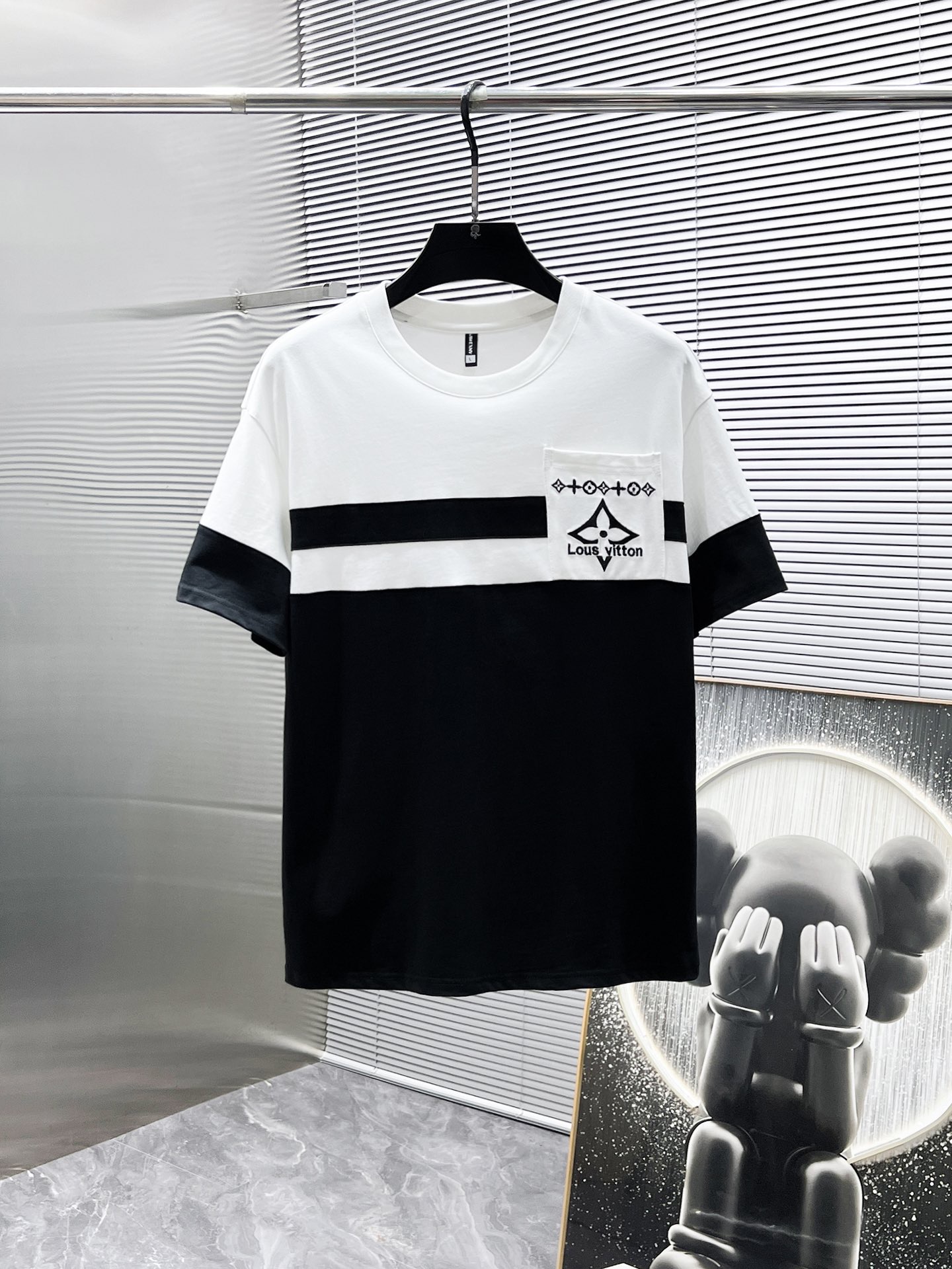 Unknown 品牌：LV 2026圆领短袖短裤套装 纯棉面料上身不会闷热 爽滑舒适的亲肤效果更加透气