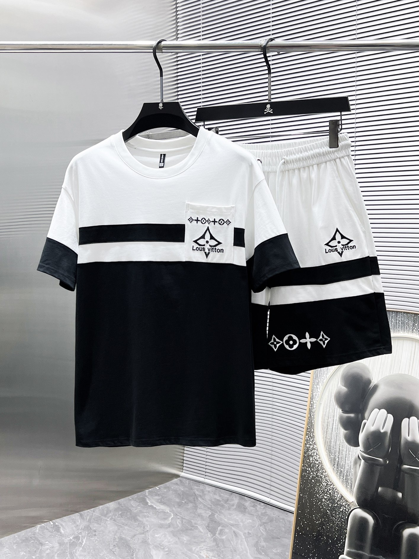 Unknown 品牌：LV 2026圆领短袖短裤套装 纯棉面料上身不会闷热 爽滑舒适的亲肤效果更加透气