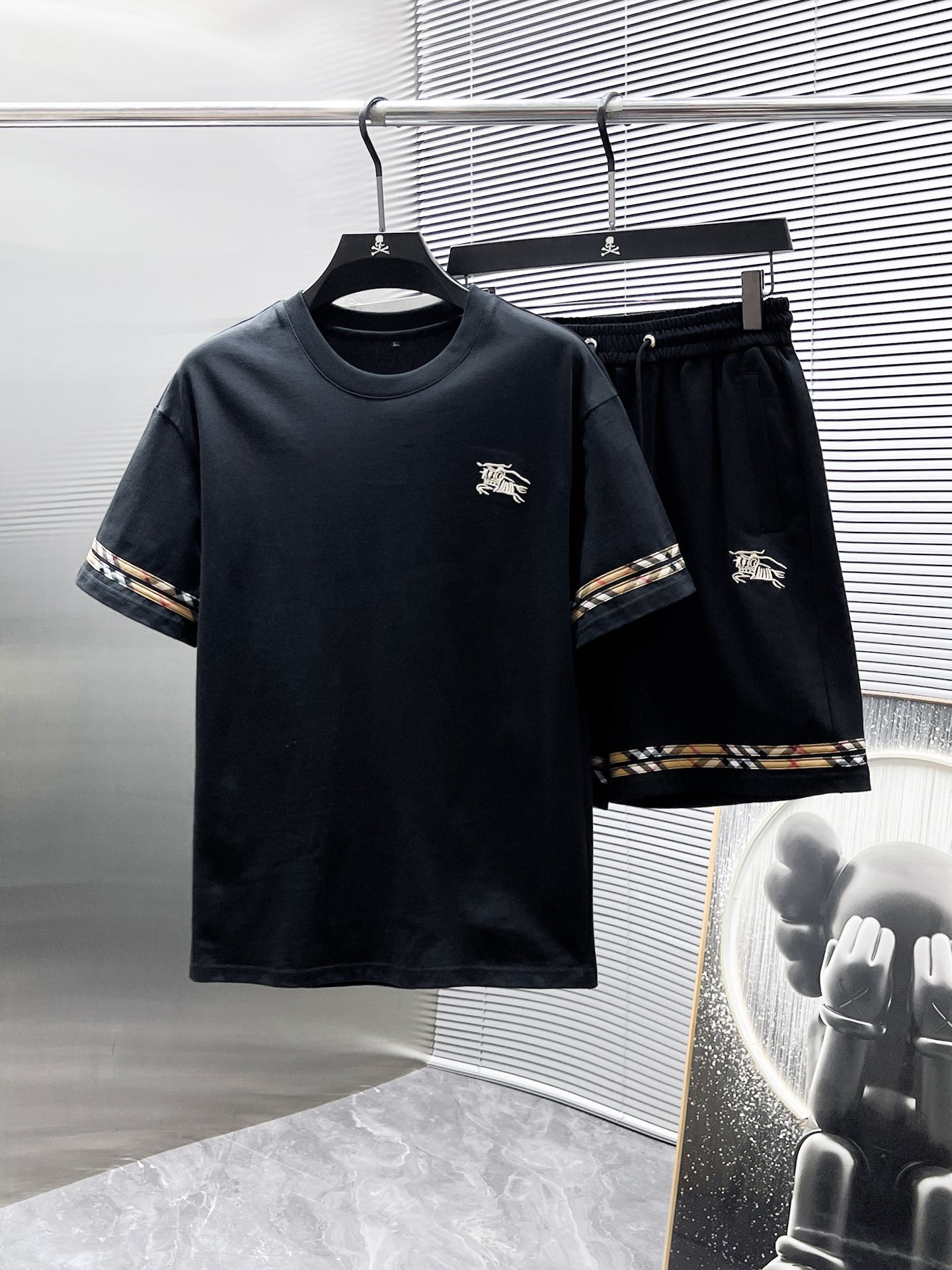 Burberry 品牌：巴宝莉 2026圆领短袖短裤套装 纯棉面料上身不会闷热 爽滑舒适的亲肤效果更加透气