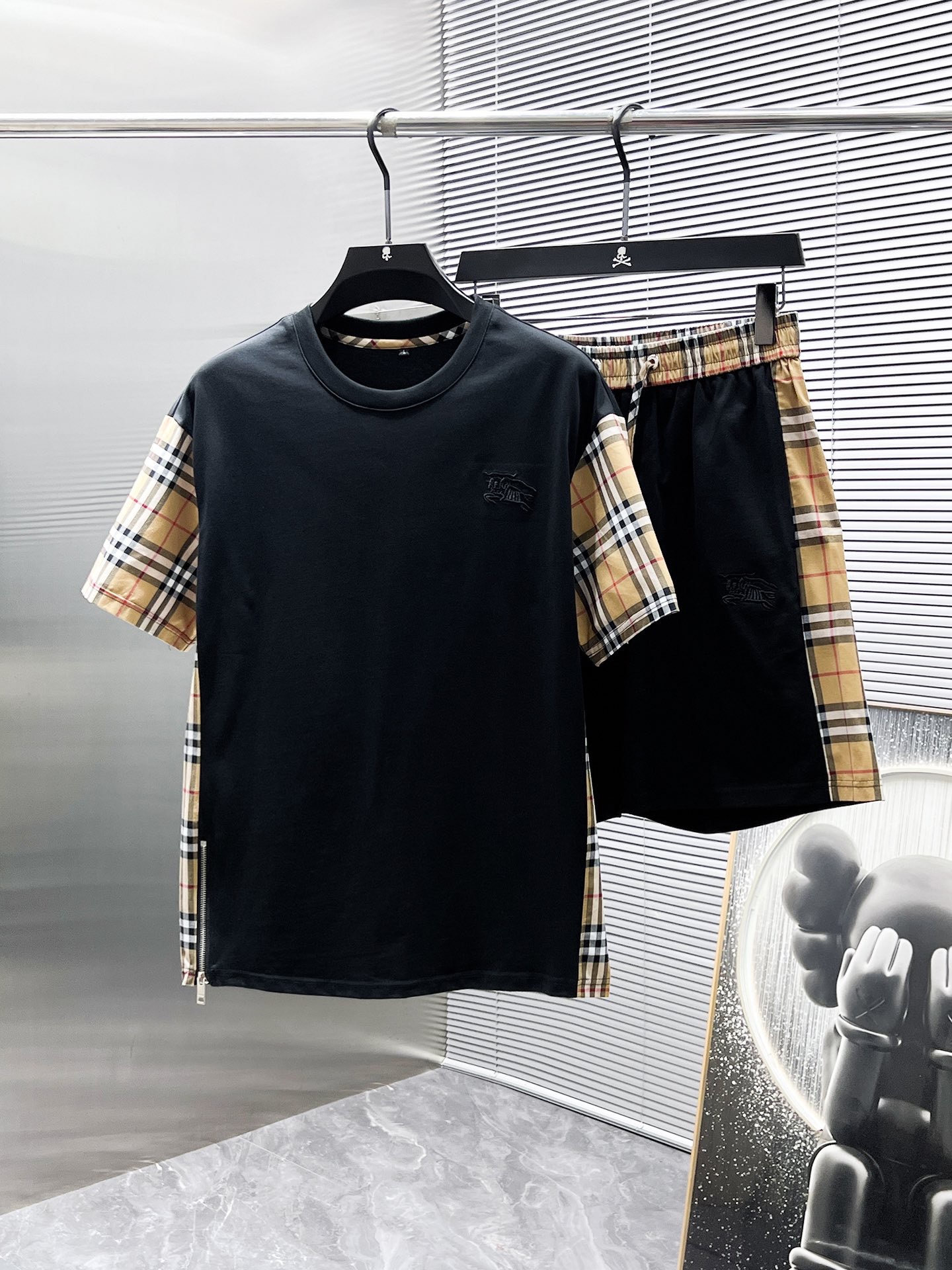 Burberry 品牌：巴宝莉 2026圆领短袖短裤套装 纯棉面料上身不会闷热 爽滑舒适的亲肤效果更加透气