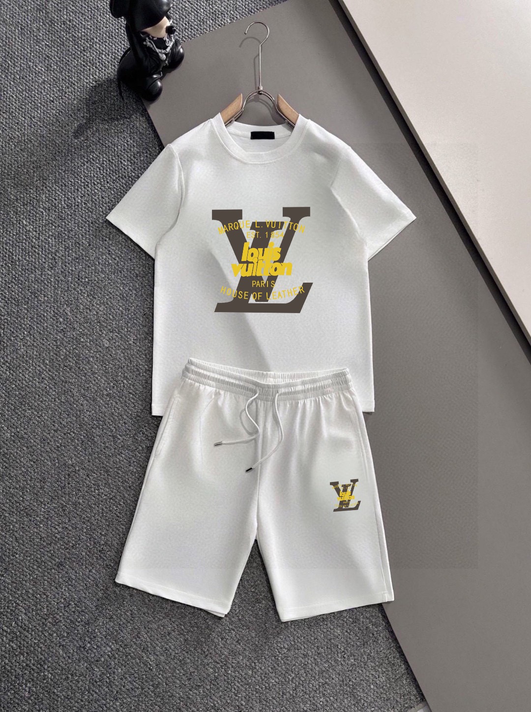 Unknown 品牌：LV 2026新款男士短袖短裤套装 销售 市面高端版本 手感细腻柔软 让你穿着更加舒适 立体裁剪版型超赞 尺码:M-5XL下单请报身高体重