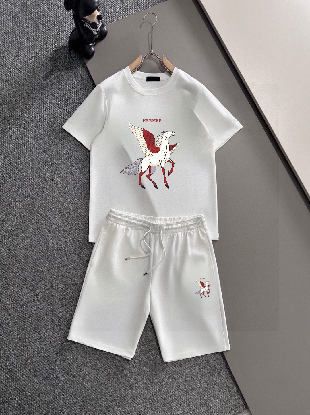 Hermès 品牌：爱马仕 2026新款男士短袖短裤套装 销售 市面高端版本 手感细腻柔软 让你穿着更加舒适 立体裁剪版型超赞 尺码:M-5XL下单请报身高体重
