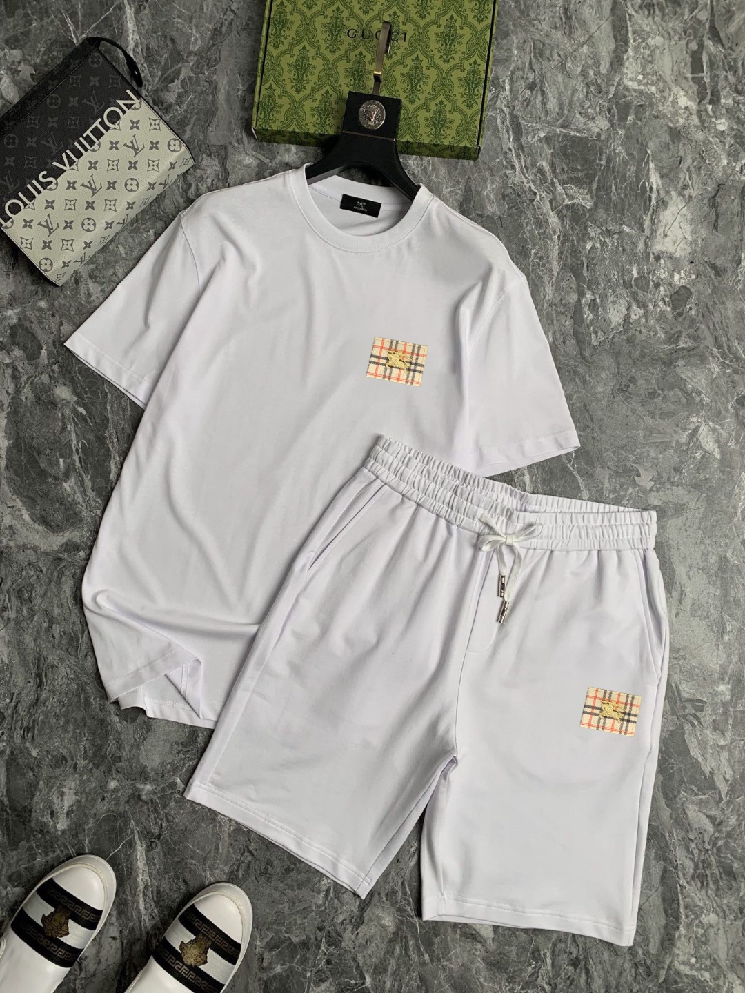 Burberry 品牌：巴宝莉 2026新款男士短袖短裤套装 销售 市面高端版本 手感细腻柔软 让你穿着更加舒适 立体裁剪版型超赞 尺码:M-5XL下单请报身高体重