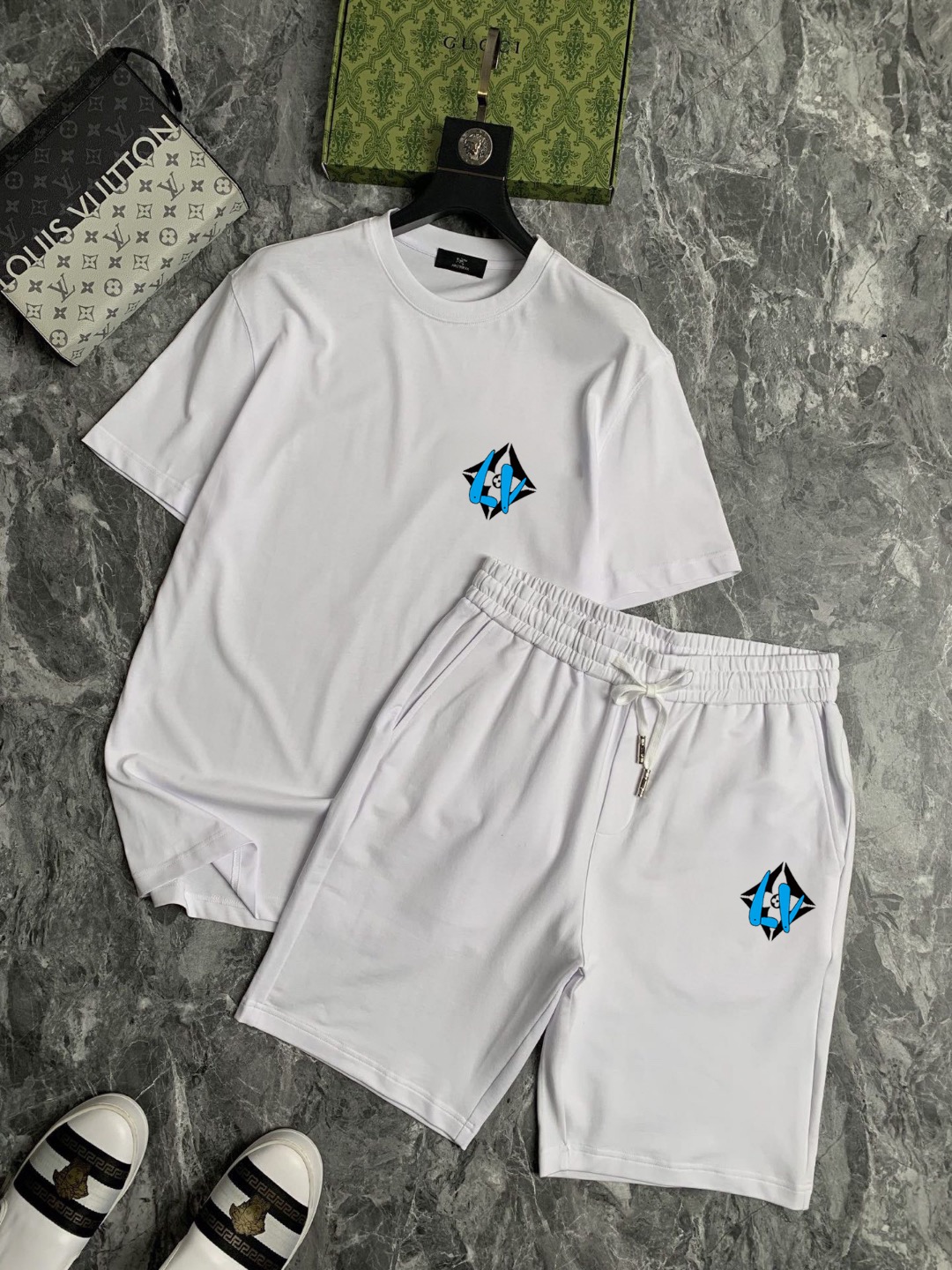 Unknown 品牌：LV 2026新款男士短袖短裤套装 销售 市面高端版本 手感细腻柔软 让你穿着更加舒适 立体裁剪版型超赞 尺码:M-5XL下单请报身高体重
