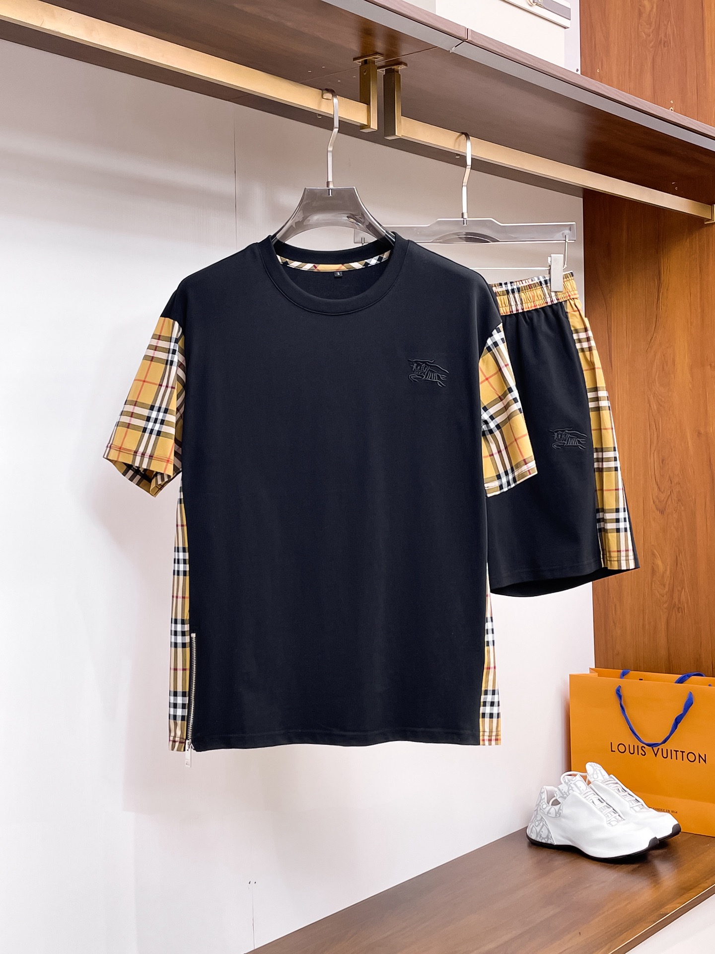 Burberry 品牌：巴宝莉 2026圆领短袖短裤套装 纯棉面料上身不会闷热 爽滑舒适的亲肤效果更加透气