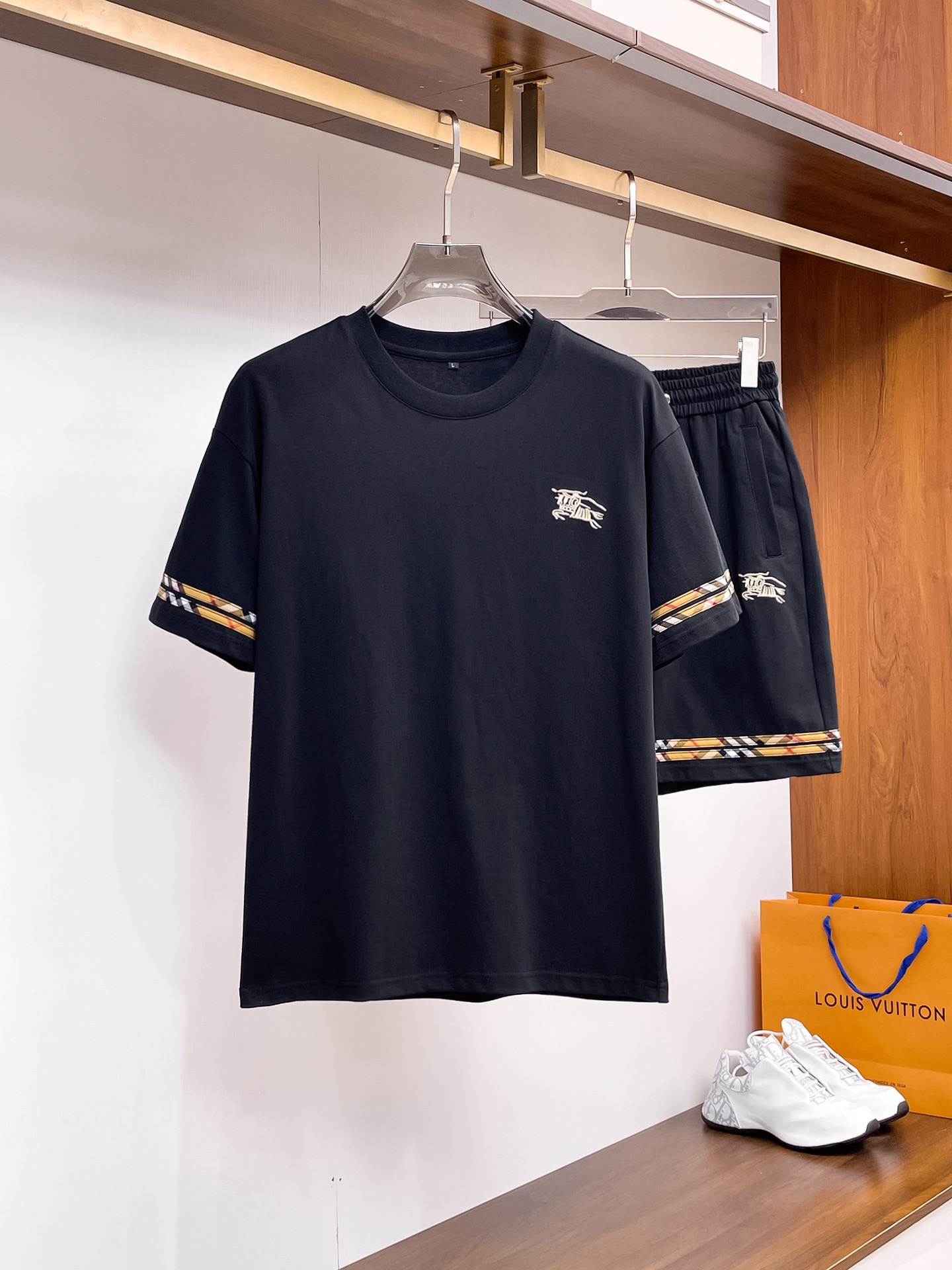 Burberry 品牌：巴宝莉 2026圆领短袖短裤套装 纯棉面料上身不会闷热 爽滑舒适的亲肤效果更加透气