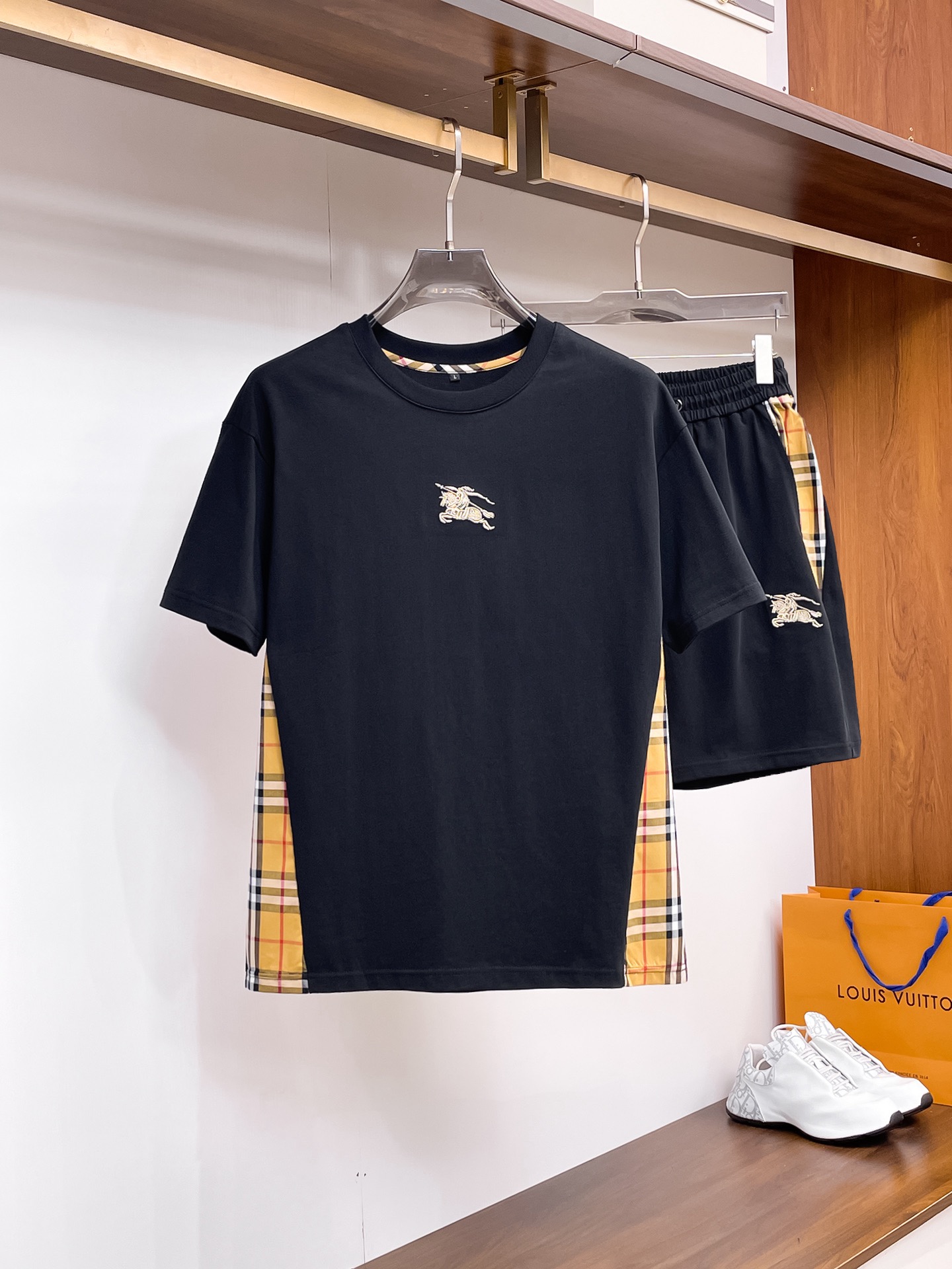 Burberry 品牌：巴宝莉 2026圆领短袖短裤套装 纯棉面料上身不会闷热 爽滑舒适的亲肤效果更加透气