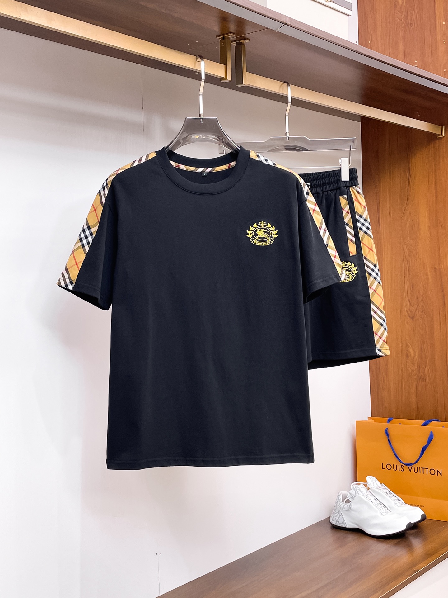 Burberry 品牌：巴宝莉 2026圆领短袖短裤套装 纯棉面料上身不会闷热 爽滑舒适的亲肤效果更加透气