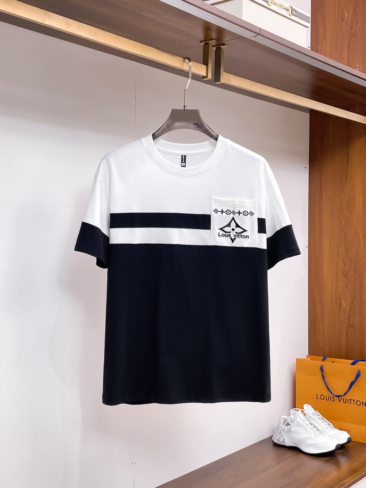Unknown 品牌：LV 2026圆领短袖短裤套装 纯棉面料上身不会闷热 爽滑舒适的亲肤效果更加透气