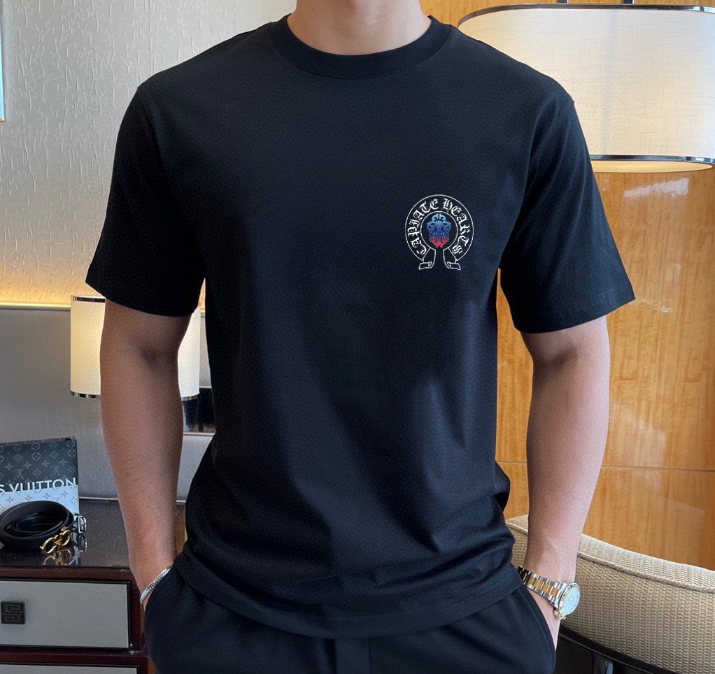 Chrome Hearts 品牌：克罗心 2026新款男士短袖短裤套装 销售 市面高端版本 手感细腻柔软 让你穿着更加舒适 立体裁剪版型超赞 尺码:M-5XL下单请报身高体重