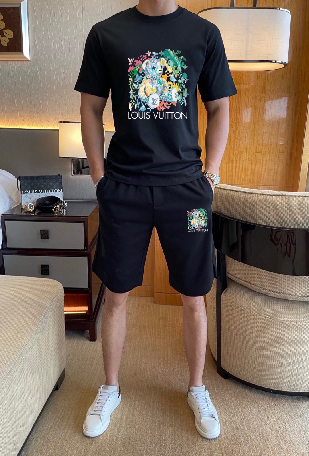 Unknown 品牌：LV 2026新款男士短袖短裤套装 销售 市面高端版本 手感细腻柔软 让你穿着更加舒适 立体裁剪版型超赞 尺码:M-5XL下单请报身高体重