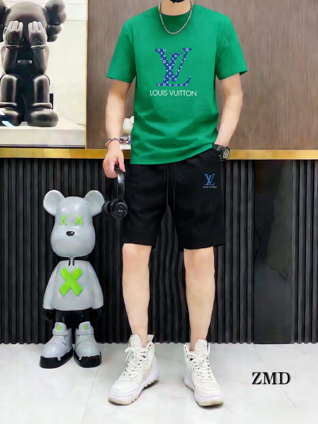 Unknown 品牌：LV 2026新款男士短袖短裤套装 销售 市面高端版本 手感细腻柔软 让你穿着更加舒适 立体裁剪版型超赞 尺码:M-5XL下单请报身高体重