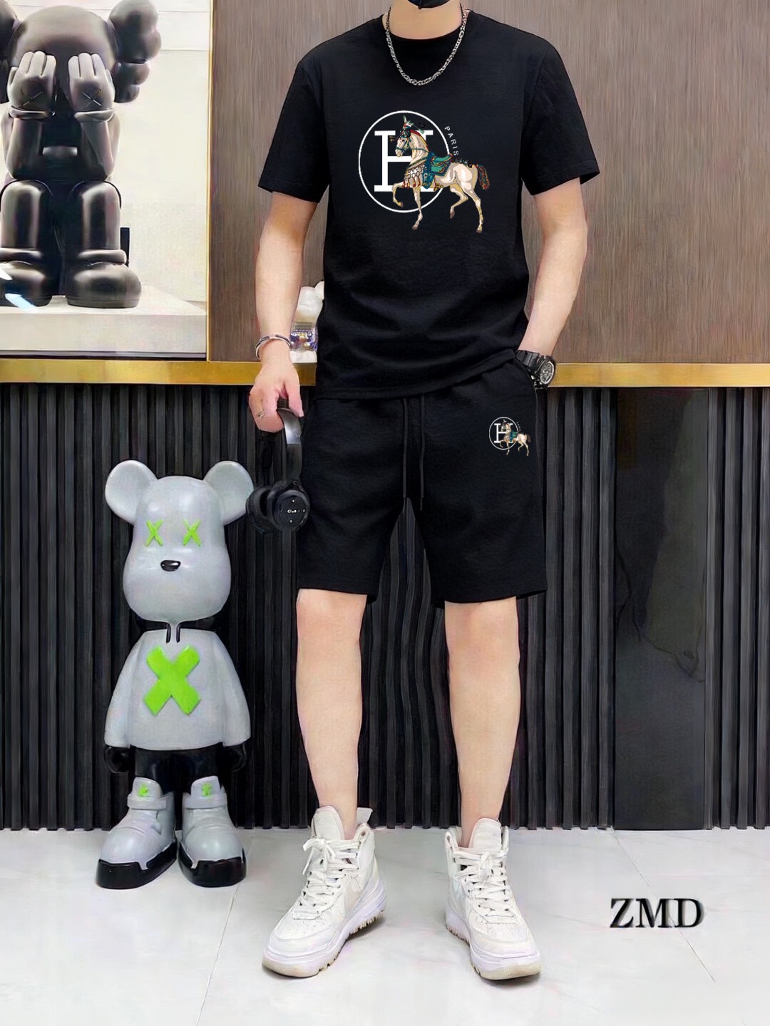 Hermès 品牌：爱马仕 2026新款男士短袖短裤套装 销售 市面高端版本 手感细腻柔软 让你穿着更加舒适 立体裁剪版型超赞 尺码:M-5XL下单请报身高体重